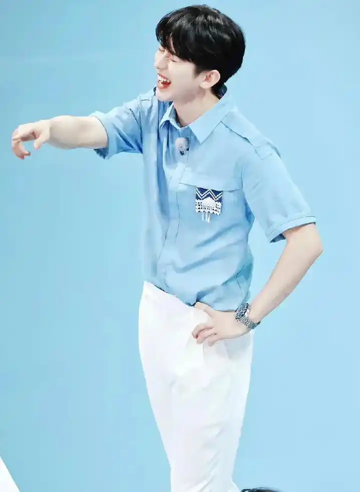 蔡徐坤 郁金香不如哥哥的浴巾香#少年感 #帅哥 #治愈系笑 - 抖音