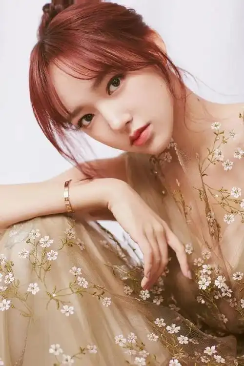 奶潇程潇五官精致的美艳型美女有点萝莉脸