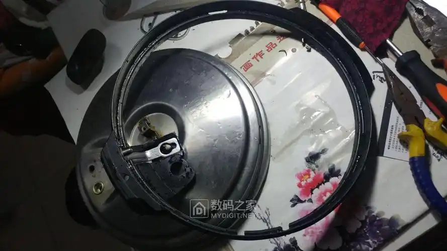 拆解维修美的电压力锅煮粥锅盖漏水问题