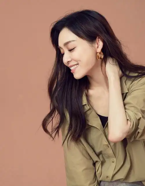 接收今日份的"知性范"!范玮琪初夏写真曝光清新明媚