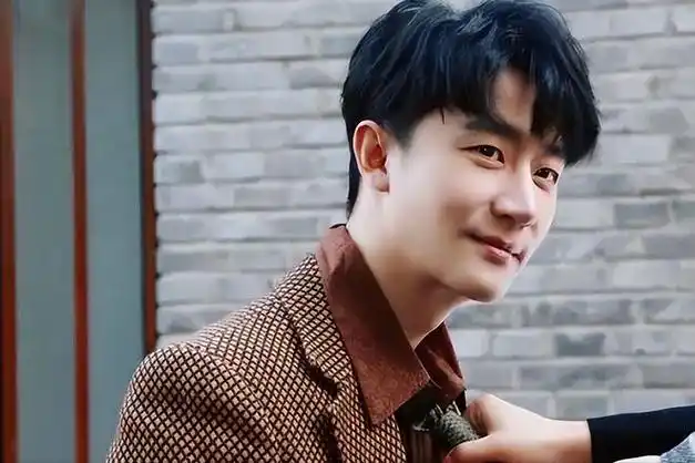 借着拍戏之名强行"揩油",娱乐圈"灯下黑"不止于此|杨幂|张翰|黄轩