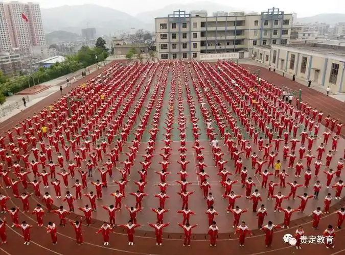 奋进之笔贵定县第二中学阳光体育大课间活动纪实