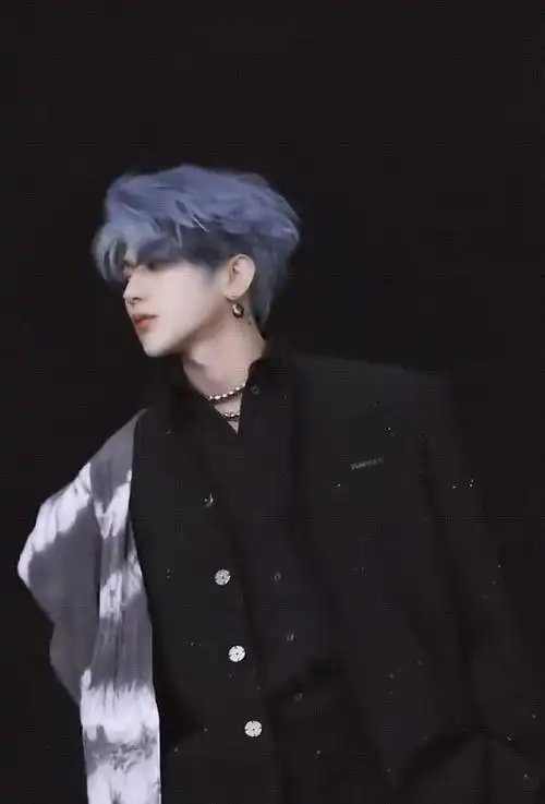 蔡徐坤不愧是内娱时尚咖,染雾霾蓝发色引领新潮流,颜值太出众