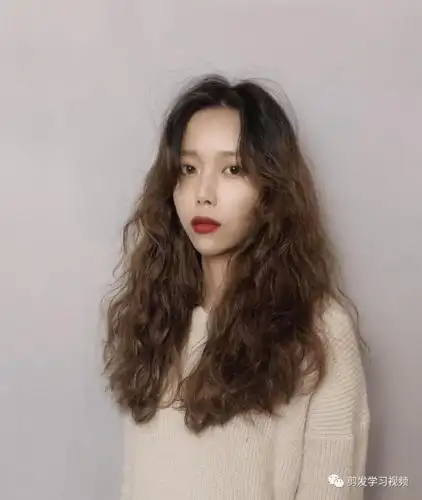 初秋最流行烫发"烫全头"