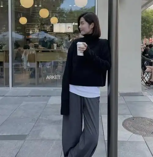 这种oversize 的黑色毛衣,超级适合搭配带有花纹的微喇叭裤,裤子能