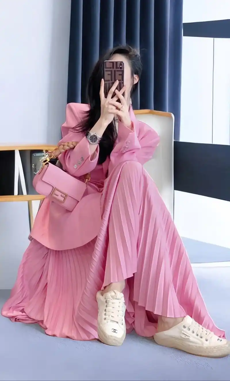 早春温柔粉色小香风百褶裙套装.纸妹们,早春新款温柔粉色 小香 - 抖音