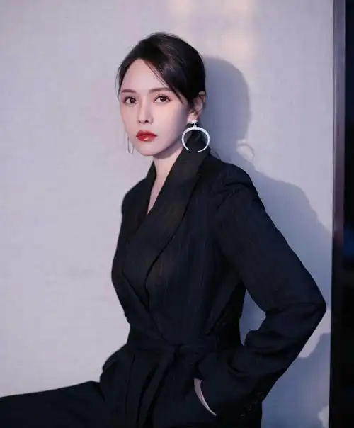 伊能静真厉害穿连体西装裤配低马尾高级精致52岁像25岁