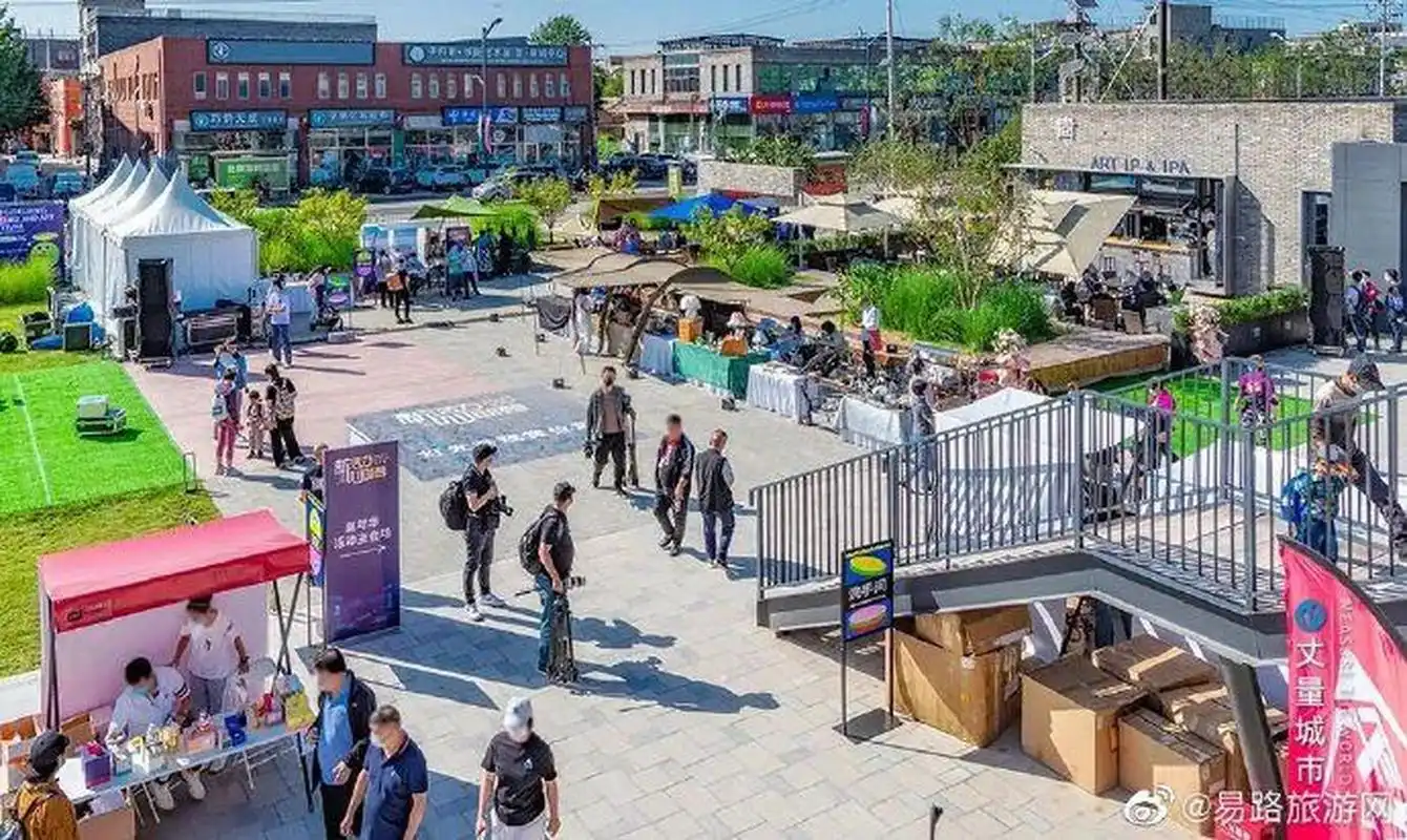 宋庄艺术集市位于通州区宋庄镇小堡村潞苑北大街与小堡工业区路交叉口