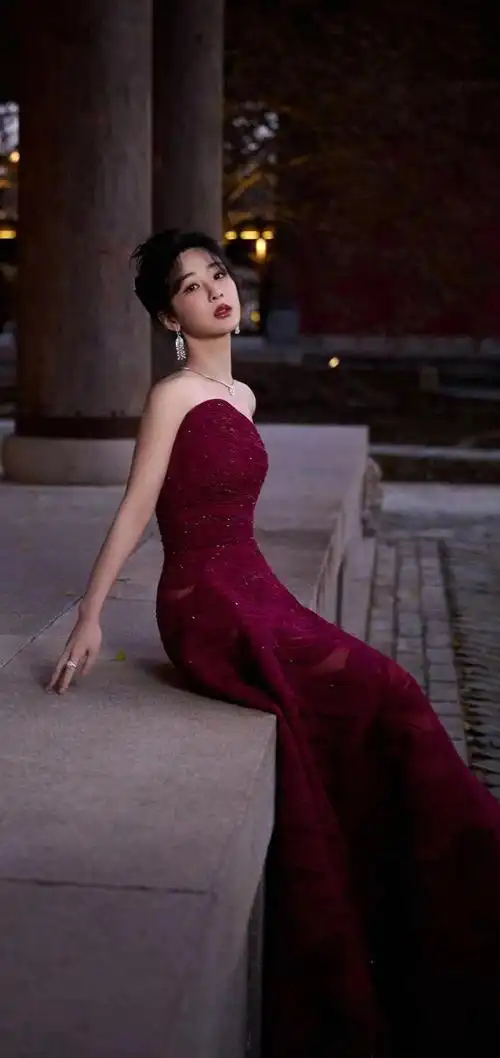 杨紫酒红色礼服突显尊贵大气