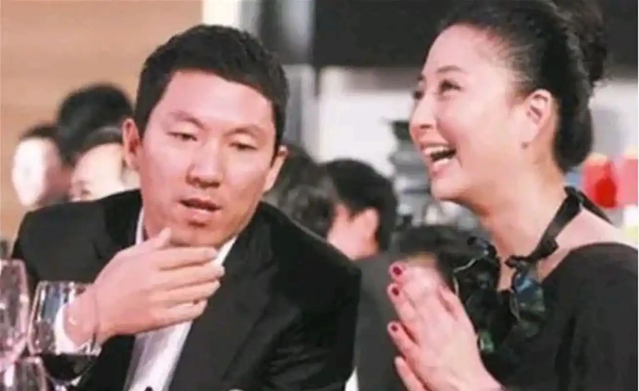 后来孙东海看到了肤白貌美的李小冉,又和她纠缠不清,殷桃找孙东海去