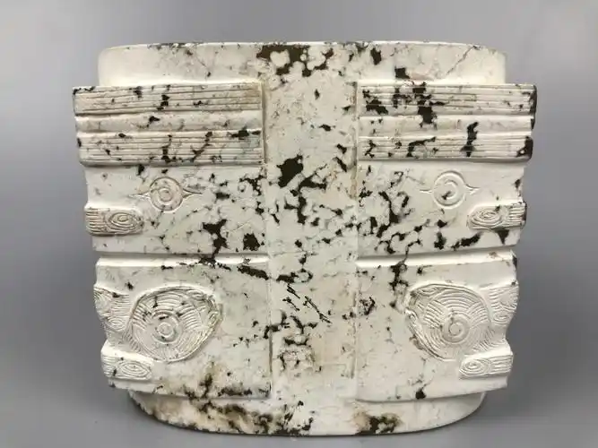 这件玉琮器型规整,厚薄均匀,边角端正,轮廓分明,表明良渚玉器在