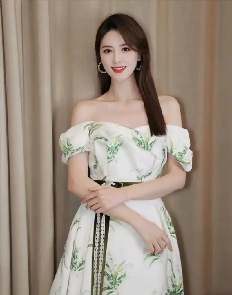 你觉得央视最美女主持人是谁?我觉得应该是她.