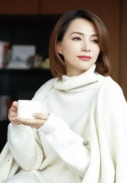 被46岁董卿惊艳了一身素衣气质炸裂完美诠释优雅知性风