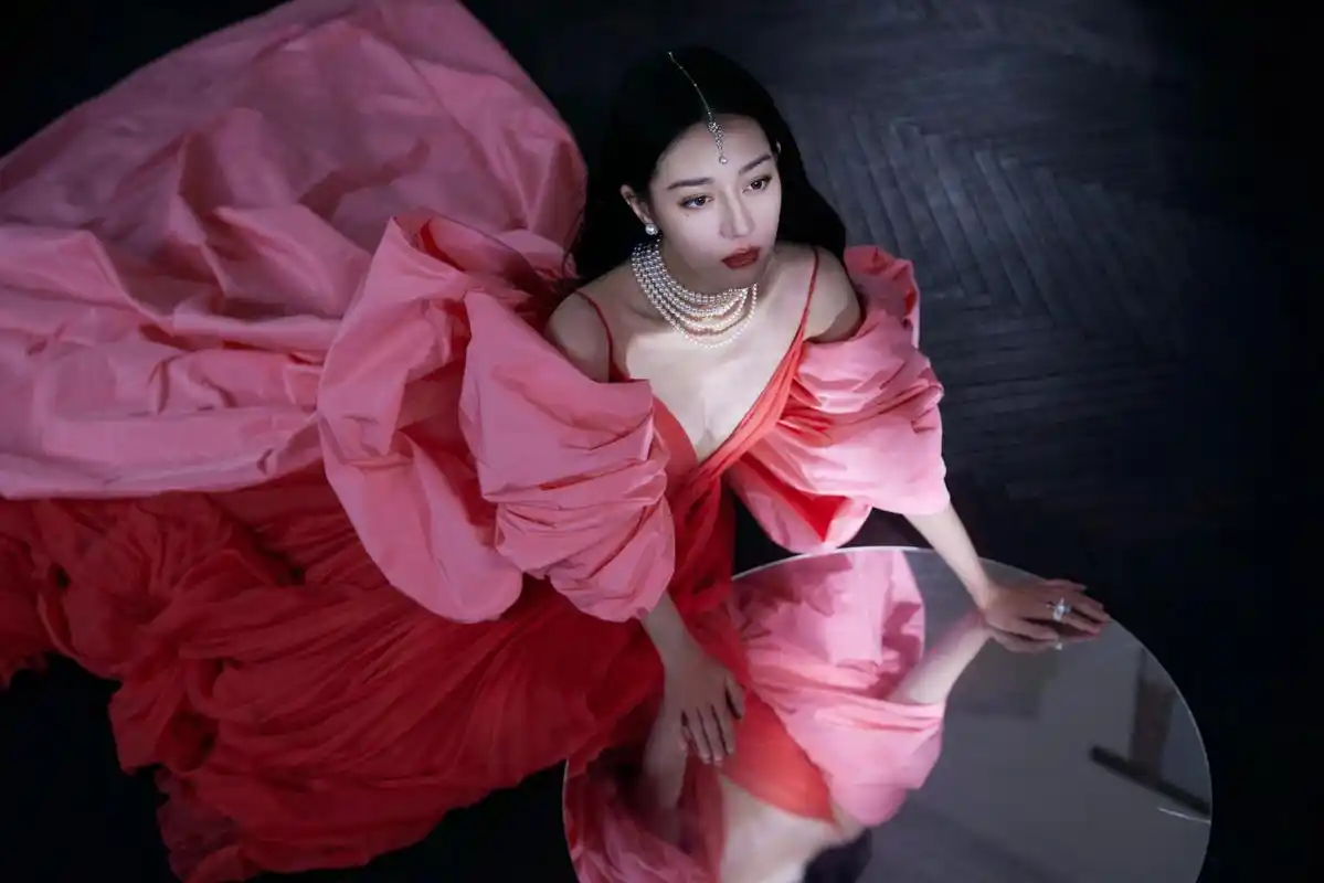 迪丽热巴:美的极致 迪丽热巴一身粉红色深v吊带裙搭配珍珠项链,将美的