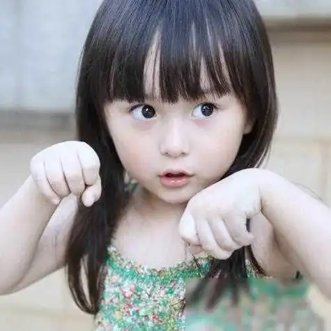 在这个繁华的娱乐圈里,有的童星一出道便风光无限,有的则默默无闻.