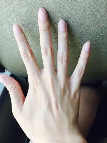 许昕晒出白皙纤纤玉手调侃儿子继承老爸优点