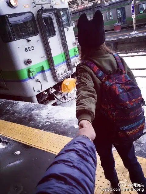 40岁何润东公开恋情! 晒与女友牵手照:不是网红就对了