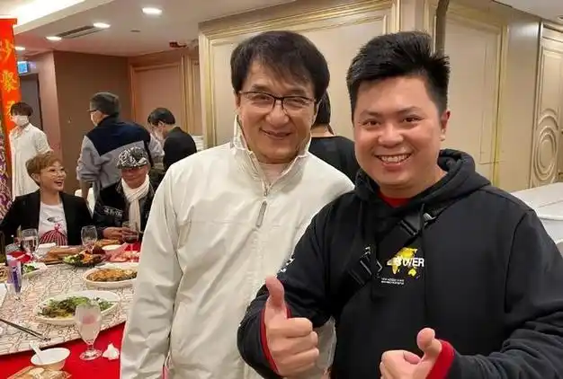 成龙大哥罕见的露面了,只见他一身白色休闲装,低调的和各位圈内人合照