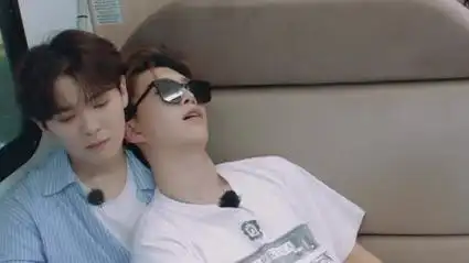 范丞丞首次体验自驾游不适应房车生活,尤长靖暖心帮他捏背