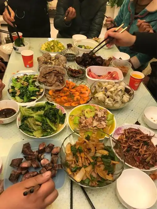 妈妈亲自下厨做了丰盛的晚餐.