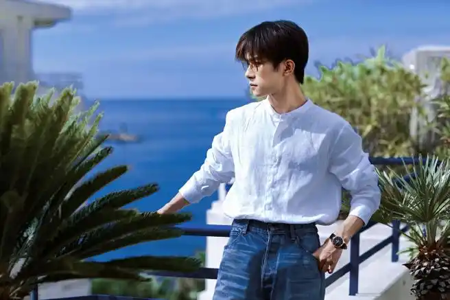 易烊千玺首张个人实体专辑##易烊千玺法国晚宴侧拍