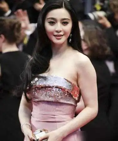 发胖了?范冰冰生图大肚隆起遮不住,此前参加活动还需2人搀扶