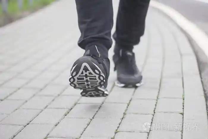 冬天人们在人行道上行走的脚步