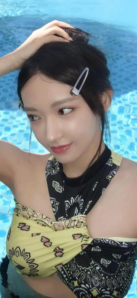 程潇大秀泳衣写真,这样丰满的身材,实属极品,有不喜欢这种身材的吗?