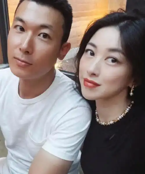 此外,还有人扒出朱珠老公在和朱珠结婚前曾经上过相亲节目,专门喜欢找