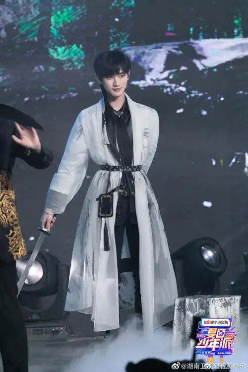 丁程鑫#夏日少年派#高清剧照来袭~  上一秒是仙气飘飘的靓丽少侠,下