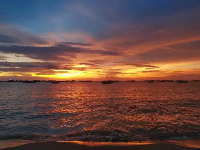 其它 美轮美奂的芭提雅海滩晚霞 写美篇        到了傍晚,端坐在