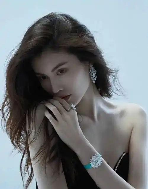 除了在模特学界的成就之外,何穗还拥有独特的气质和性格.她身高1.