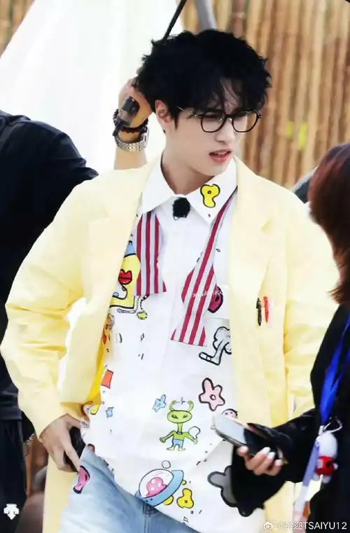 长褂 印花工装衬衫 印花牛仔裤  是妥妥的知识份子造型吧  严浩翔超话