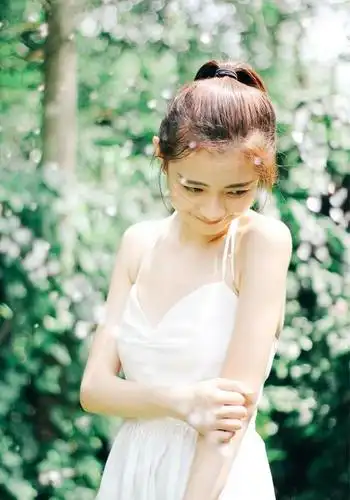 摄影:皮肤白皙清纯可爱女生