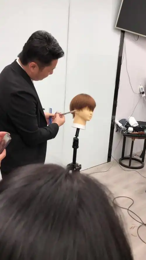 乐派52短发剪裁头模2