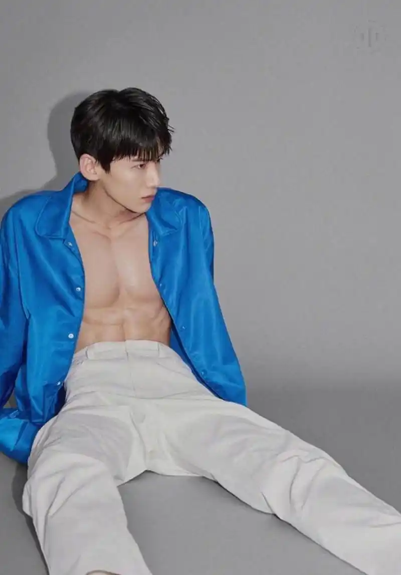 boss的腹肌照 #白敬亭# 扒出来几张boss的腹肌照[心] (图源网)