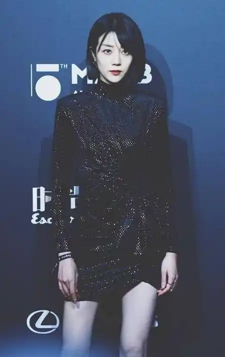 李溪芮出席时尚活动,穿黑色亮片礼服穿出水蛇腰,又酷又美!