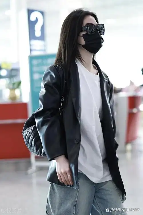 单依纯机场现身惊艳众人,皮衣牛仔阔腿裤简约时尚