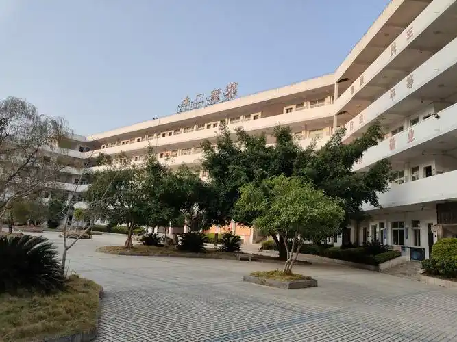 山海协作 共谋发展 ——广园中学与荔波二中开展对口帮扶活动