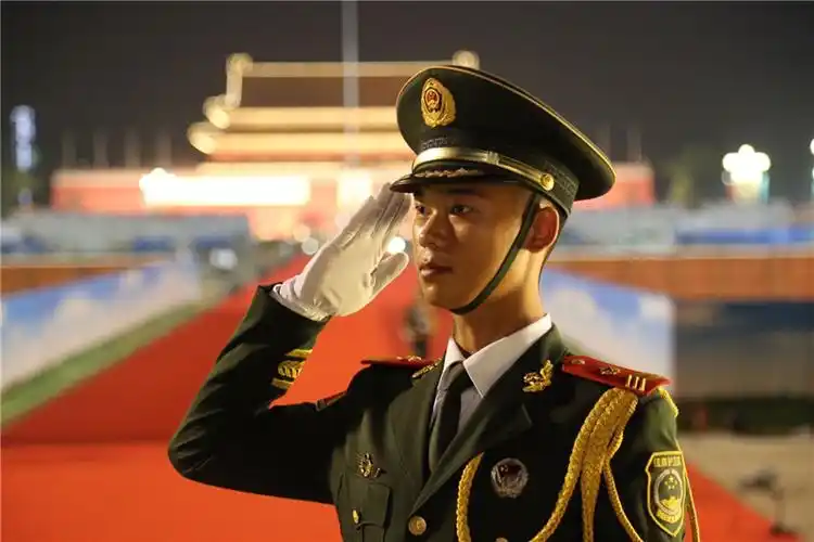 向国旗敬礼为梦想起航东方村头小学2020届六年级毕业典礼