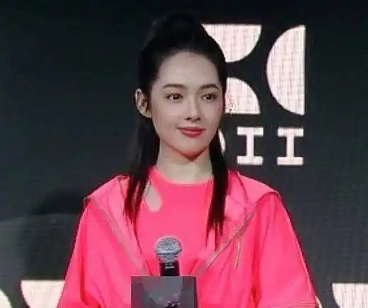 郭碧婷产后首次复出的状态而从郭碧婷这身粉色系加上高马尾的造型来看