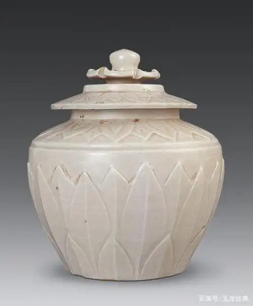 定窑为民窑,其代表器型为白瓷.创烧之时,还较为粗糙.