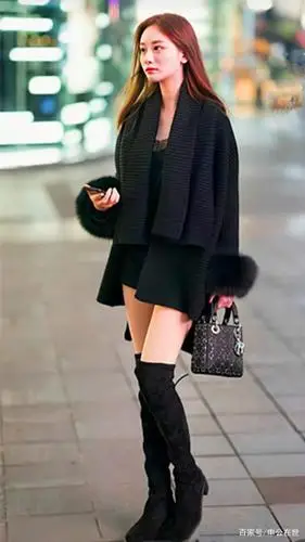 过膝长靴露出美腿性感撩人,让小姐姐的身材和精致妆容非常亮眼