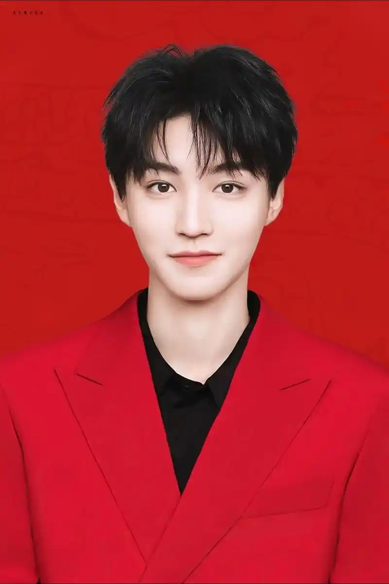 王俊凯 #这也太好看了 马上去复印哈哈哈~【喜提红底照 - 抖音