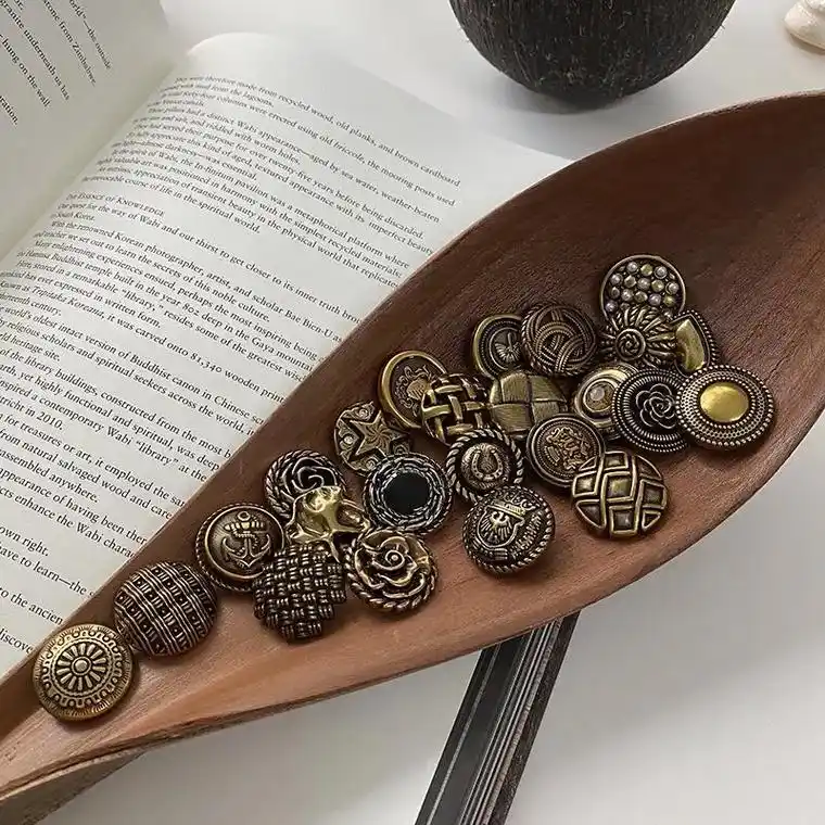 辅料# #纽扣#款名:小香风金属复古扣 尺寸:1.5-2. - 抖音