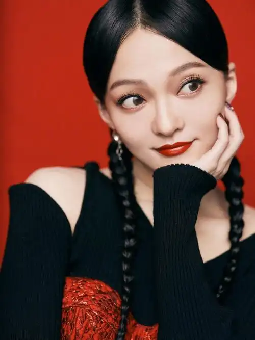 张韶涵璀璨红裙造型贺新春纤细小蛮腰惹眼双麻花辫可爱又精致