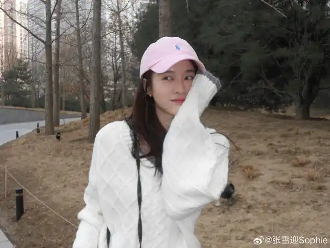 张雪迎晒九宫格美照肤白貌美惹人爱笑容甜美宛如初恋