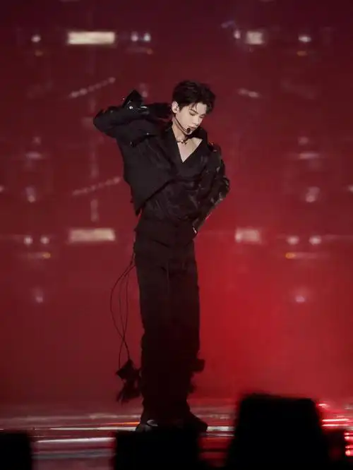 黄明昊东方卫视跨年盛典