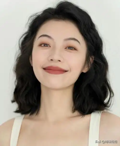 款式①:烫卷弧度选择中号,不会显得太小,太凌乱『短款烫发通用的款式