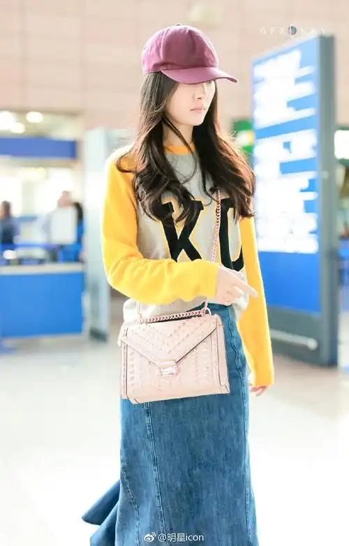 带货女王@杨幂 机场照,卫衣搭配牛仔长裙时尚功力不减!